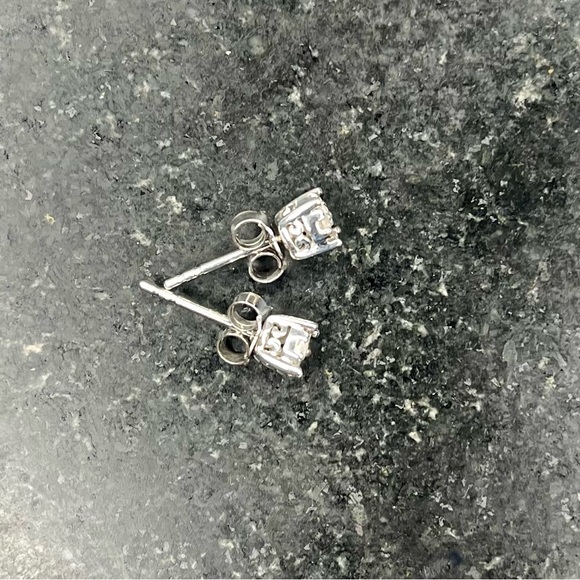 New in Box - 1/4 Cttw Diamond Round Grand Cluster Stud Earrings - Picture 4 of 7